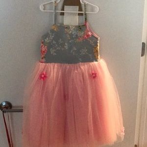 Beautiful floral dress!